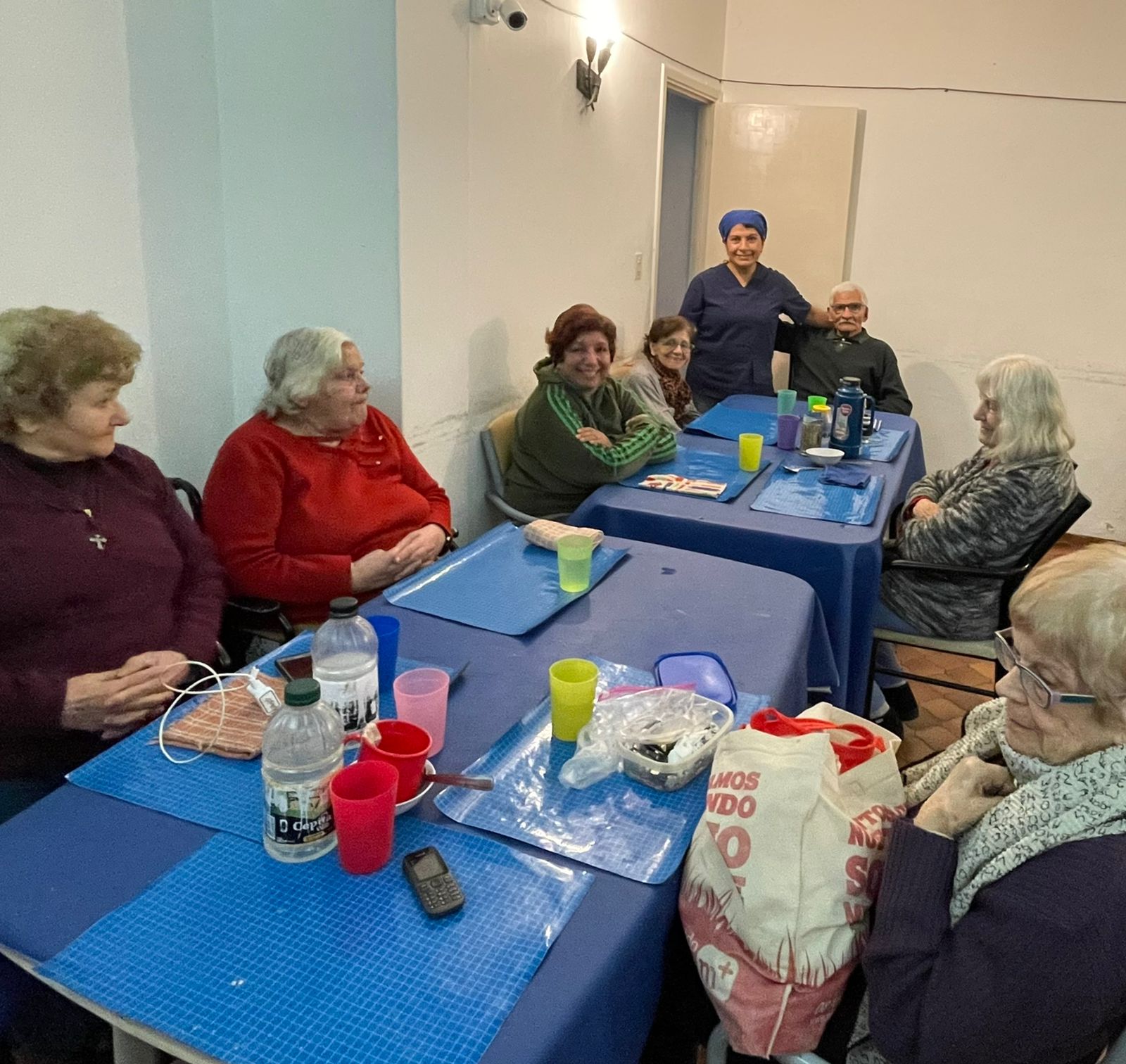 abuelos con una empleada